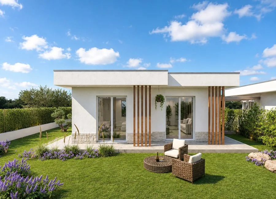 Vista angolare diurna della villa con giardino e fioriture